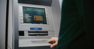 ATM kullanıcısı para çekmek için ATM klavyesinin şifresini giriyor. Engellenmiş Karttan İptal Edilen Aktarım Hakkında Para Makinesinde Hata Mesajı Para transferleri, bankacılık sistemi. Görüntüyü Kapat.