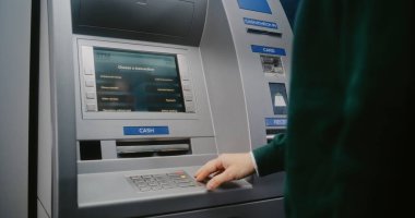 Para çekmek için ATM klavyesine tanımlanamayan kişi şifre giriyor. Para Makinesindeki Hata İletisi Mevcut Para Yok nedeniyle Aktarım İptali Hakkında Görünüm. Banka ekipmanları. Kapat..