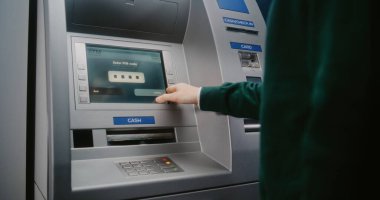 Para çekmek için ATM klavyesine tanımlanamayan kişi şifre giriyor. Para Makinesindeki Hata İletisi Mevcut Para Yok nedeniyle Aktarım İptali Hakkında Görünüm. Banka ekipmanları. Kapat..