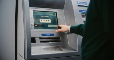 Para çekmek için ATM klavyesine tanımlanamayan kişi şifre giriyor. Para Makinesindeki Hata İletisi Kayıp Bağlantı nedeniyle Aktarım İptal Hakkında Görüntüleme. Banka ekipmanları. Görüntüyü Kapat.