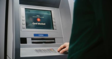 ATM kullanıcısı para çekmek için ATM klavyesinin şifresini giriyor. Engellenmiş Karttan İptal Edilen Aktarım Hakkında Para Makinesinde Hata Mesajı Para transferleri, bankacılık sistemi. Görüntüyü Kapat.
