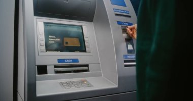 Para çekmek için ATM klavyesine tanımlanamayan kişi şifre giriyor. Para Makinesindeki Hata İletisi Mevcut Para Yok nedeniyle Aktarım İptali Hakkında Görünüm. Banka ekipmanları. Kapat..