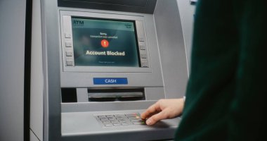 ATM kullanıcısı para çekmek için ATM klavyesinin şifresini giriyor. Engellenmiş Banka Hesabından İptal Edilen İşlem Hakkında Para Makinesi Ekranında Hata Mesajı. Para transferleri, bankacılık sistemi. Kapat.