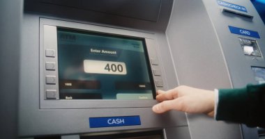 ATM kullanıcısı para çekmek için ATM klavyesinin şifresini giriyor. Parasızlık nedeniyle iptal edilen işlemler hakkında Para Makinesi Ekranında Hata Mesajı. Para transferleri, bankacılık sistemi. Görüntüyü Kapat.