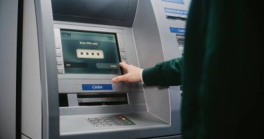 Para çekmek için ATM klavyesine tanımlanamayan kişi şifre giriyor. Para Makinesinde Hatalı PIN Kodu nedeniyle Aktarım İptal Hakkında Hata İletisi. Banka ekipmanları. Kapat..
