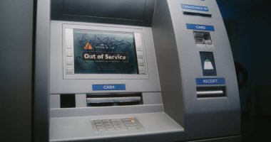 Tanınmayan Kişi İşaretli Graffiti ile ATM Ekranını İşaretliyor. Vandal Mülkiyete Zarar Verme, Hizmet Dışı Para Makinesine Yasadışı Grafiti ile Zarar Verme. Kamu Bankacılık Malzemeleri Vandalizmi