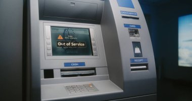 Tanınmayan Adam, Vandal Müstehcen Çizimler Hizmet Dışı Para Makinesinde. Kapüşonlu Adam uygunsuz, yasadışı graffiti ile ATM ekranına zarar veriyor. Kamu Bankacılık Malzemeleri Vandalizmi.