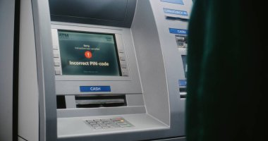 Para çekmek için ATM klavyesine tanımlanamayan kişi şifre giriyor. Para Makinesinde Hatalı PIN Kodu nedeniyle Aktarım İptal Hakkında Hata İletisi. Banka ekipmanları. Kapat..