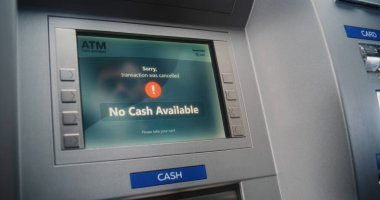 ATM kullanıcısı para çekmek için ATM klavyesinin şifresini giriyor. Parasızlık nedeniyle iptal edilen işlemler hakkında Para Makinesi Ekranında Hata Mesajı. Para transferleri, bankacılık sistemi. Görüntüyü Kapat.