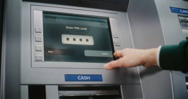 ATM kullanıcısı para çekmek için ATM klavyesinin şifresini giriyor. Hatalı PIN Kodundan dolayı İşlem İptal Edileceği Hakkında Para Makinesi Ekranında Hata Mesajı. Para transferleri, bankacılık sistemi. Kapat..