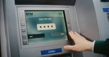 ATM kullanıcısı para çekmek için ATM klavyesinin şifresini giriyor. Hatalı PIN Kodundan dolayı İşlem İptal Edileceği Hakkında Para Makinesi Ekranında Hata Mesajı. Para transferleri, bankacılık sistemi. Kapat..