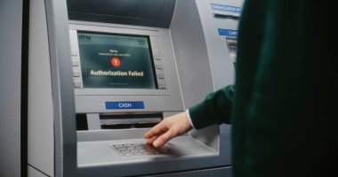 ATM kullanıcısı para çekmek için ATM klavyesinin şifresini giriyor. Başarısız Yetkilendirme nedeniyle İptal Edilen Aktarım Hakkında Para Makinesinde Hata İletisi Para transferleri, bankacılık sistemi. Kapat.