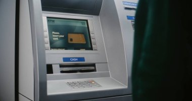 ATM kullanıcısı para çekmek için ATM klavyesinin şifresini giriyor. Başarısız Yetkilendirme nedeniyle İptal Edilen Aktarım Hakkında Para Makinesinde Hata İletisi Para transferleri, bankacılık sistemi. Kapat.