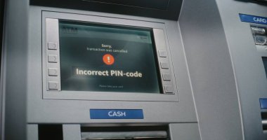 ATM kullanıcısı para çekmek için ATM klavyesinin şifresini giriyor. Hatalı PIN Kodundan dolayı İşlem İptal Edileceği Hakkında Para Makinesi Ekranında Hata Mesajı. Para transferleri, bankacılık sistemi. Kapat..