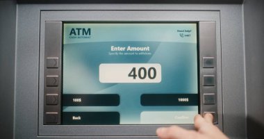 Para çekmek için ATM klavyesine tanımlanamayan kişi şifre giriyor. Para Makinesindeki Hata İletisi Kayıp Bağlantı nedeniyle Aktarım İptal Hakkında Görüntüleme. Banka ekipmanları. Görüntüyü Kapat.