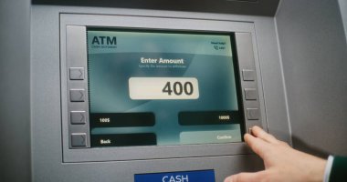 ATM kullanıcısı para çekmek için ATM klavyesinin şifresini giriyor. Bağlantı Kaybı nedeniyle iptal edilen aktarım hakkında Cash Machine Screen 'de Hata Mesajı. Para transferleri, bankacılık sistemi. Kapat..