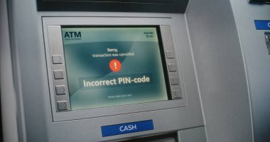 ATM kullanıcısı para çekmek için ATM klavyesinin şifresini giriyor. Hatalı PIN Kodundan dolayı İşlem İptal Edileceği Hakkında Para Makinesi Ekranında Hata Mesajı. Para transferleri, bankacılık sistemi. Kapat..