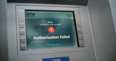 Para çekmek için ATM klavyesine tanımlanamayan kişi şifre giriyor. Geçersiz Yetkilendirme nedeniyle Aktarım İptal Hakkında Para Makinesinde Hata İletisi Görüntüsü. Banka ekipmanları. Kapat..