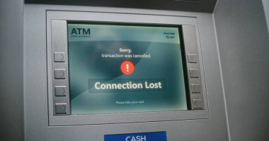 ATM kullanıcısı para çekmek için ATM klavyesinin şifresini giriyor. Bağlantı Kaybı nedeniyle iptal edilen aktarım hakkında Cash Machine Screen 'de Hata Mesajı. Para transferleri, bankacılık sistemi. Kapat..