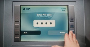 ATM kullanıcısı para çekmek için ATM klavyesinin şifresini giriyor. Başarısız Yetkilendirme nedeniyle İptal Edilen Aktarım Hakkında Para Makinesinde Hata İletisi Para transferleri, bankacılık sistemi. Kapat.