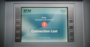 Para çekmek için ATM klavyesine tanımlanamayan kişi şifre giriyor. Para Makinesindeki Hata İletisi Kayıp Bağlantı nedeniyle Aktarım İptal Hakkında Görüntüleme. Banka ekipmanları. Görüntüyü Kapat.