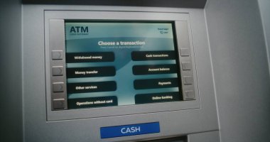 ATM kullanıcısı para çekmek için ATM klavyesinin şifresini giriyor. Engellenmiş Banka Hesabından İptal Edilen İşlem Hakkında Para Makinesi Ekranında Hata Mesajı. Para transferleri, bankacılık sistemi. Kapat.