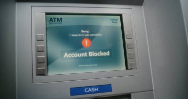 ATM kullanıcısı para çekmek için ATM klavyesinin şifresini giriyor. Engellenmiş Banka Hesabından İptal Edilen İşlem Hakkında Para Makinesi Ekranında Hata Mesajı. Para transferleri, bankacılık sistemi. Kapat.