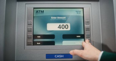 Para çekmek için ATM klavyesine tanımlanamayan kişi şifre giriyor. Engellenmiş Banka Hesabı nedeniyle Para Makinesinde İşlem İptal Hakkında Hata İletisi. Banka ekipmanları. Kapat..