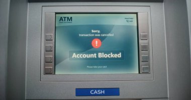 Para çekmek için ATM klavyesine tanımlanamayan kişi şifre giriyor. Engellenmiş Banka Hesabı nedeniyle Para Makinesinde İşlem İptal Hakkında Hata İletisi. Banka ekipmanları. Kapat..