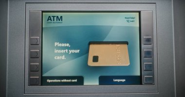 ATM kullanıcısı para çekmek için ATM klavyesinin şifresini giriyor. Başarısız Yetkilendirme nedeniyle İptal Edilen Aktarım Hakkında Para Makinesinde Hata İletisi Para transferleri, bankacılık sistemi. Kapat.