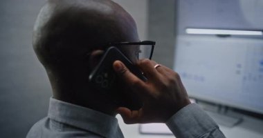 Cep telefonuyla konuşan borsayı kapat, gerçek zamanlı borsa grafiklerini kontrol et, çoklu-monitör sisteminde borsa grafiklerini değiştir. Afrika-Amerika Yatırım Ajanı Geceleri Ofiste Çalışıyor.