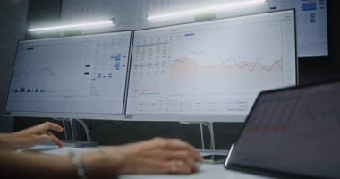 Multi-Monitor Workstation, Real-Time Stocks ve Exchange Market Charts ile bilgisayar üzerinde çalışan kadın finans analisti. Modern Ofiste Başarılı İş Kadını Çalışıyor. Görüntüyü Kapat.