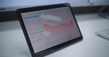 Gerçek zamanlı hisse senedi, emtia, döviz borsası, şifreli para birimi grafikleri için çevrimiçi ticaret uygulamasını görüntüleyen Dijital Tableti Kapat. Profesyonel Mali Analizler.