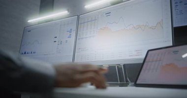 Afro-Amerikan Borsa Komisyoncusu Gerçek-Zamanlı Hisseleri İzliyor, Çoklu-İzleyici Bilgisayar ve Dijital Tablet 'te Değişim Piyasası Çizelgeleri, Gerginlik Duygu. Ofiste çalışan Yatırım Ajanı. Kapat..