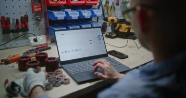 Gerçek zamanlı hisse senetlerini kontrol eden adam, dizüstü bilgisayar kullanarak borsa grafiklerini değiştiren adam. Çalışanların İşyerinde Çalışma Saatleri sırasında Kripto Para Yatırımları Yapması, İş ve Çevrimiçi Ticareti Birleştirmesi. Kapat..