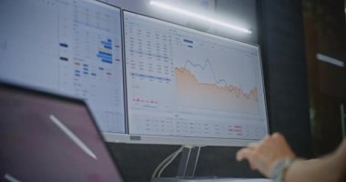 Multi-Monitor Workstation ve Dijital Tablet, Real-time Borsa ve Borsa Çizelgelerini İzleyen Kadın Finans Analisti. Gece Modern Ofiste Çalışan İş Kadını.
