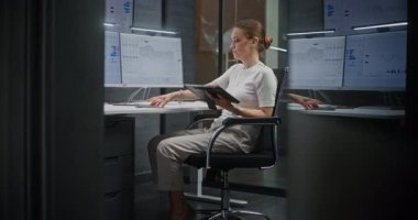 Gerçek zamanlı hisse senetlerini izleyen kadın finans analisti, Çoklu Dijital Cihazlar ve Bilgisayar üzerinde borsa grafikleri çoklu-monitör çalışma istasyonu ile. Yatırım Bankası Ofisi 'ndeki İş Kadınları Gecesi.