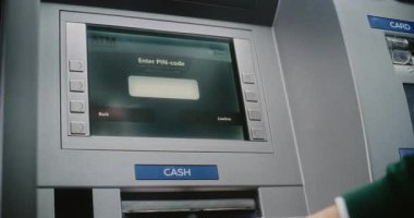 ATM kullanıcısı para çekmek için ATM klavyesinin şifresini giriyor. Hatalı PIN Kodundan dolayı İşlem İptal Edileceği Hakkında Para Makinesi Ekranında Hata Mesajı. Para transferleri, bankacılık sistemi. Kapat..