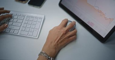 Bilgisayar Faresi Kullanan Kadın Finansal Analizci, Gerçek Zamanlı Hisse Senetleri İzleme ve Dijital Tablet 'te Görünen Değişim Piyasası Tabloları. Modern Ofis 'te çalışan başarılı bir iş kadını. Görüntüyü Kapat.