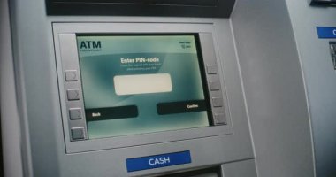 ATM kullanıcısı para çekmek için ATM klavyesinin şifresini giriyor. Hatalı PIN Kodundan dolayı İşlem İptal Edileceği Hakkında Para Makinesi Ekranında Hata Mesajı. Para transferleri, bankacılık sistemi. Kapat..