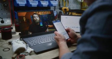 Bilgisayarda Online Ticaret Özel Programını İzleyen Çalışanlar, Gerçek Zamanlı Hisse Senetleri, Akıllı Telefon ve Dijital Tablet kullanarak Piyasa Tablolarını Kontrol Ediyor. Man Uzaktan Öğrenme Ticaret Atölyesi 'nde çalışıyor. Kapat..