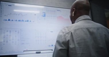 Çağrı sırasında borsa simsarları bağırıyor, maddi zarara uğruyor, Ofisteki Çoklu İzleme Bilgisayarında Gerçek Zamanlı Hisseleri İzliyor. Afrika-Amerika Yatırım Ajanı Kötü Ekonomi Haberleri Hakkında Öfkeli.