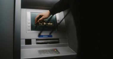 Tanınmayan Kişi İşaretli Graffiti ile ATM Ekranını İşaretliyor. Vandal Mülkiyete Zarar Verme, Hizmet Dışı Para Makinesine Yasadışı Grafiti ile Zarar Verme. Kamu Bankacılık Malzemeleri Vandalizmi