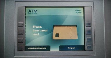 ATM kullanıcısı para çekmek için ATM klavyesinin şifresini giriyor. Başarısız Yetkilendirme nedeniyle İptal Edilen Aktarım Hakkında Para Makinesinde Hata İletisi Para transferleri, bankacılık sistemi. Kapat.