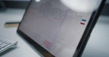 Gerçek zamanlı hisse senedi, emtia, döviz borsası, şifreli para birimi grafikleri için çevrimiçi ticaret uygulamasını görüntüleyen Dijital Tableti Kapat. Profesyonel Mali Analizler.