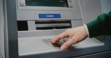 Para çekmek için ATM klavyesine tanımlanamayan kişi şifre giriyor. Para Makinesinde Hatalı PIN Kodu nedeniyle Aktarım İptal Hakkında Hata İletisi. Banka ekipmanları. Kapat..