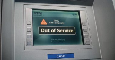 Sistem Arızası nedeniyle ATM Makine Ekranı Hata Mesajı Görüntüleme. Servis dışı Para Makinesi, Banka Aktarımları geçici olarak kullanılamaz durumda. Bozuk banka ekipmanları, sunucu çalışmıyor. Kapat..