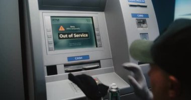 Temizlik Servisi: Profesyonel Temizlikçi Temizlik Servisi Mikrofiber Bez ile ATM 'den Temizleme, Temizleme Kir ve Toz, Otomatik Teller Makinesi, Kullanıma Hazır Para Makinesi. Kamu Bankaları Ekipmanı.