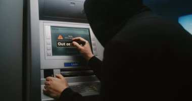 Tanınmayan Adam, Vandal Müstehcen Çizimler Hizmet Dışı Para Makinesinde. Kapüşonlu Adam uygunsuz, yasadışı graffiti ile ATM ekranına zarar veriyor. Kamu Bankacılık Malzemeleri Vandalizmi.