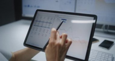 Gerçek zamanlı hisse senetlerini kontrol eden kadın finans analisti, Tablet Bilgisayar 'da Dijital Kalem Kullanarak Online Ticaret Mobil Uygulamasında borsa grafikleri. Finans bürosunda çalışan bir iş kadını. Kapat.